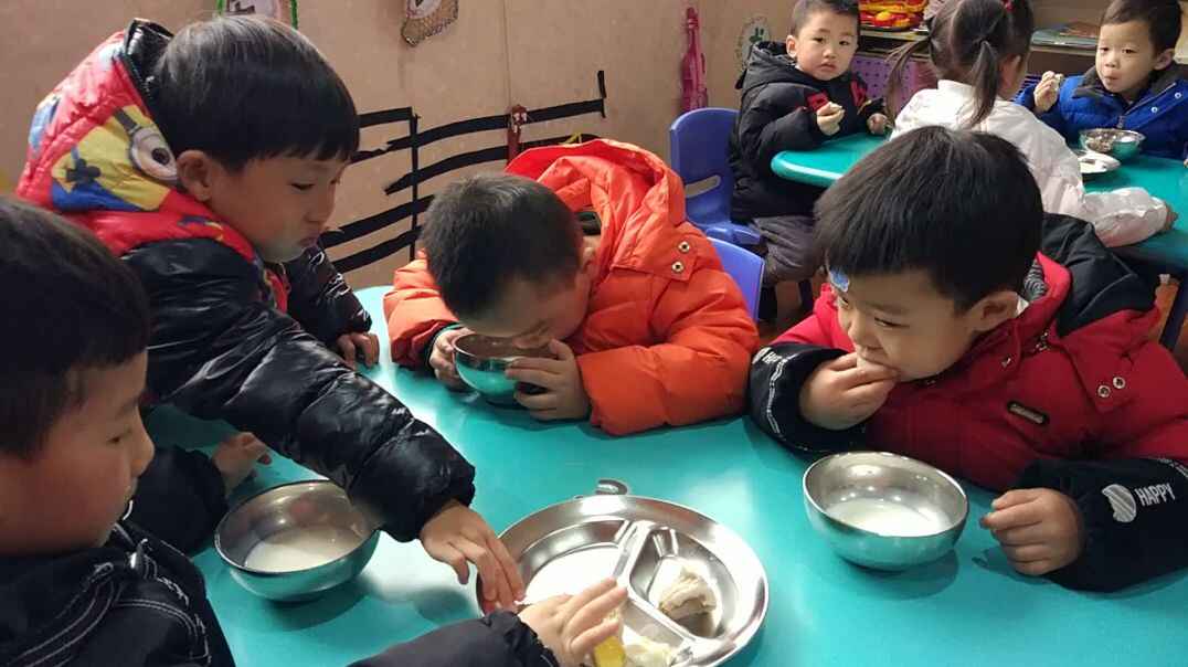 幼儿园的饭饭真好吃
