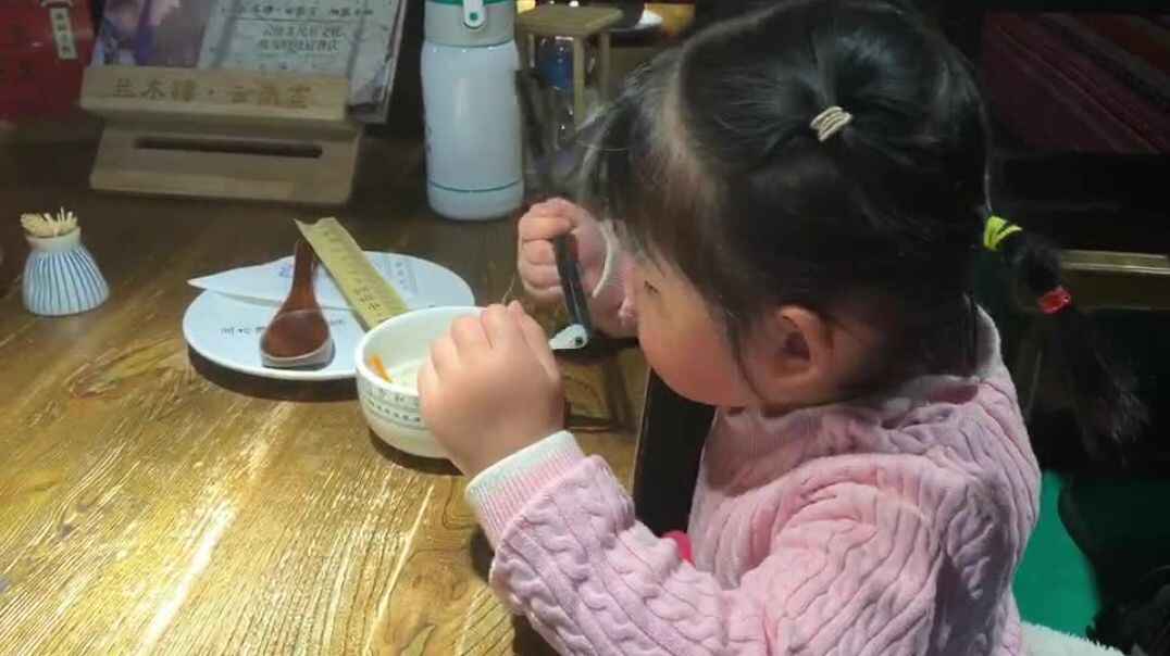 萌娃吃面