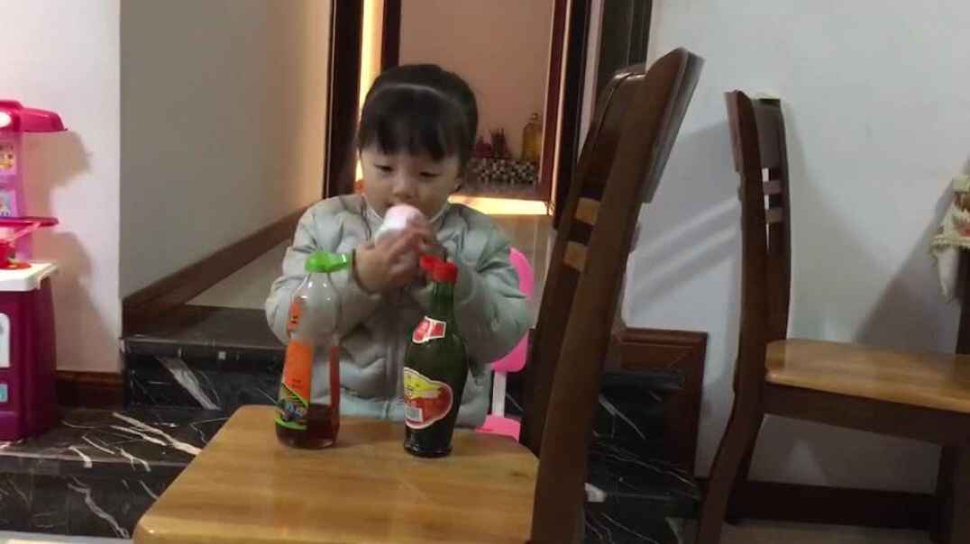 认真闻气味的乖乖女孩