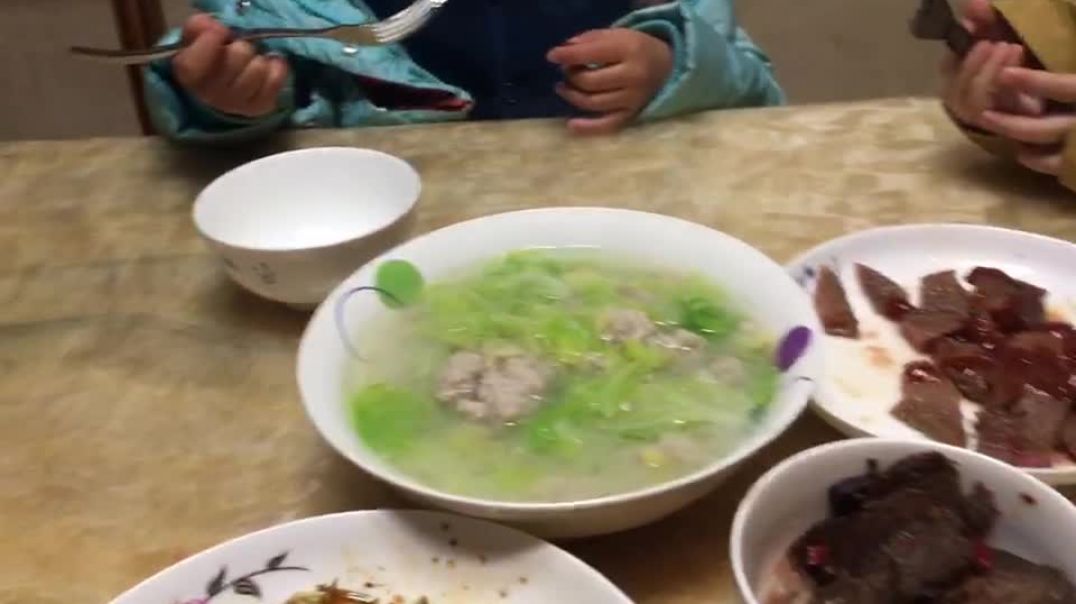 和小伙伴一起玩耍