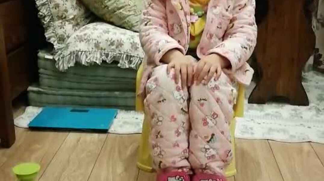 坐在小板凳上