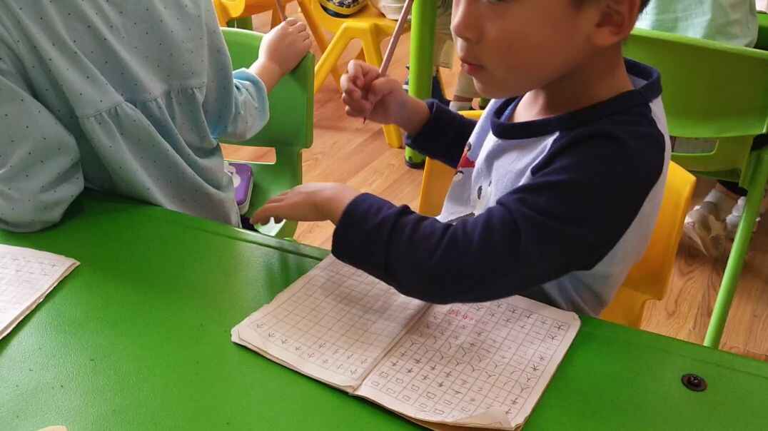 认真写字的孩子们