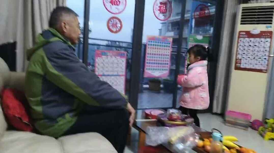 与爷爷练习递接物礼仪