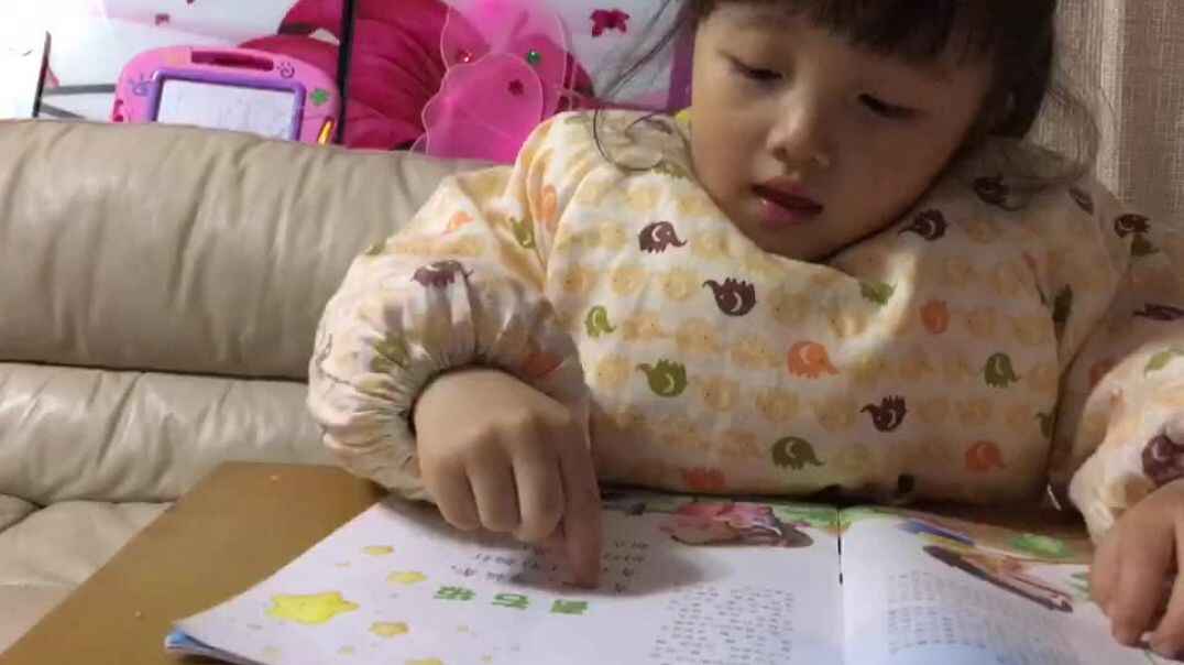 认真学习的小女孩哦