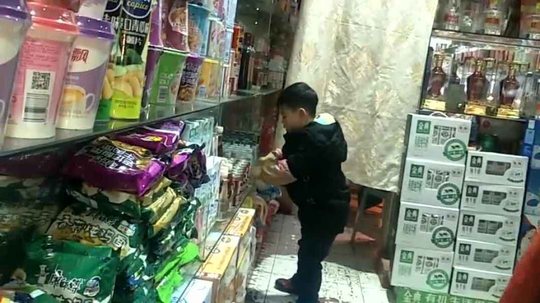 帮妈妈做家务擦玻璃