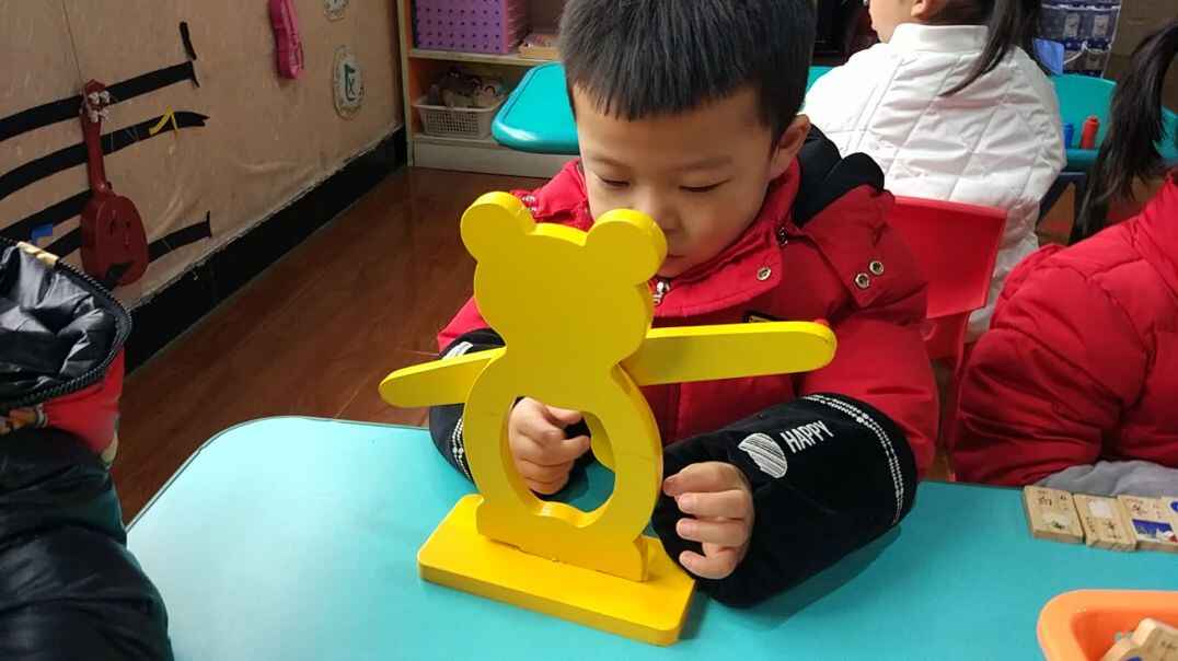 男孩与玩具呀
