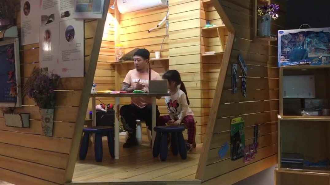 和爸爸一起看视频