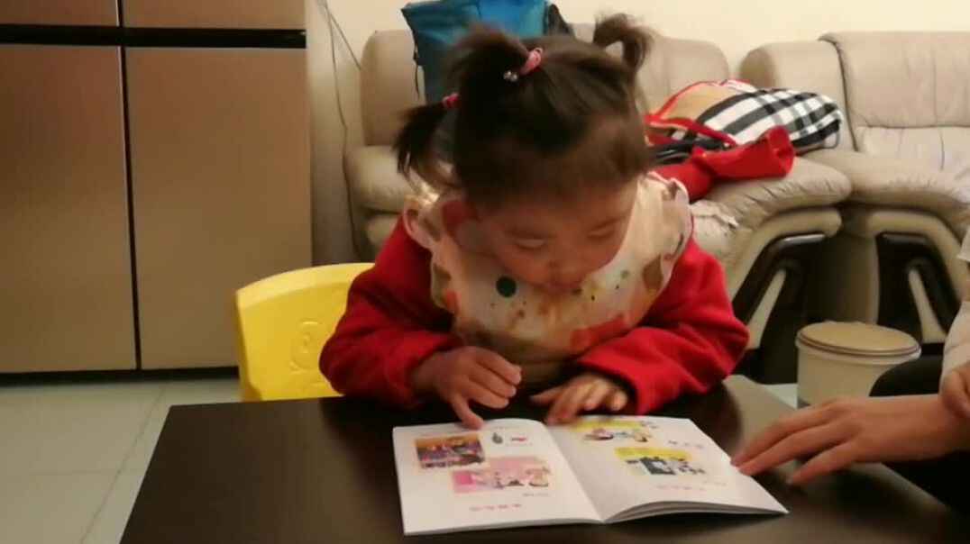 认真学习的宝宝