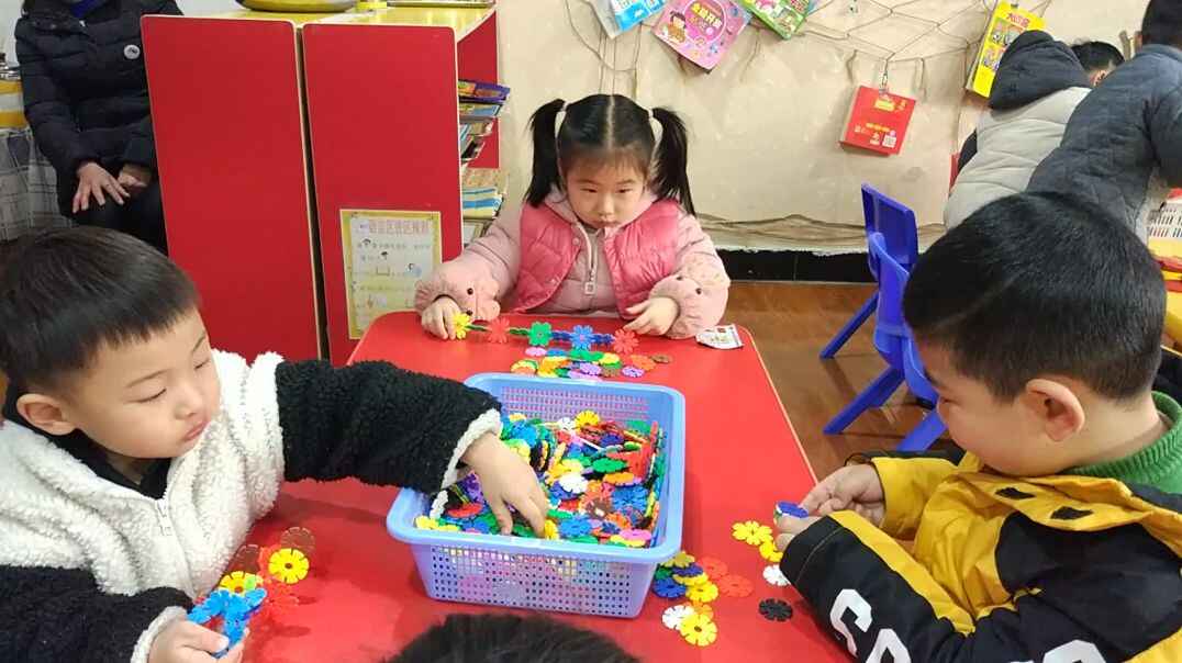 和小伙伴一起玩玩具哦