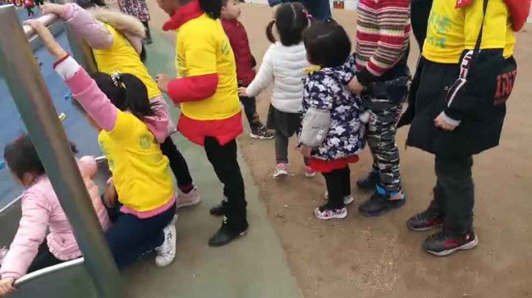 和小伙伴一起玩攀爬墙