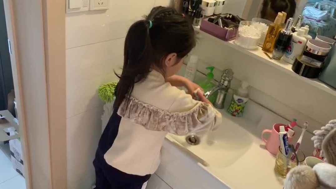 自己洗袜子的小可爱