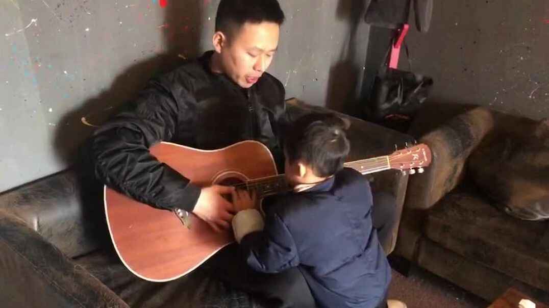老爸弹吉他