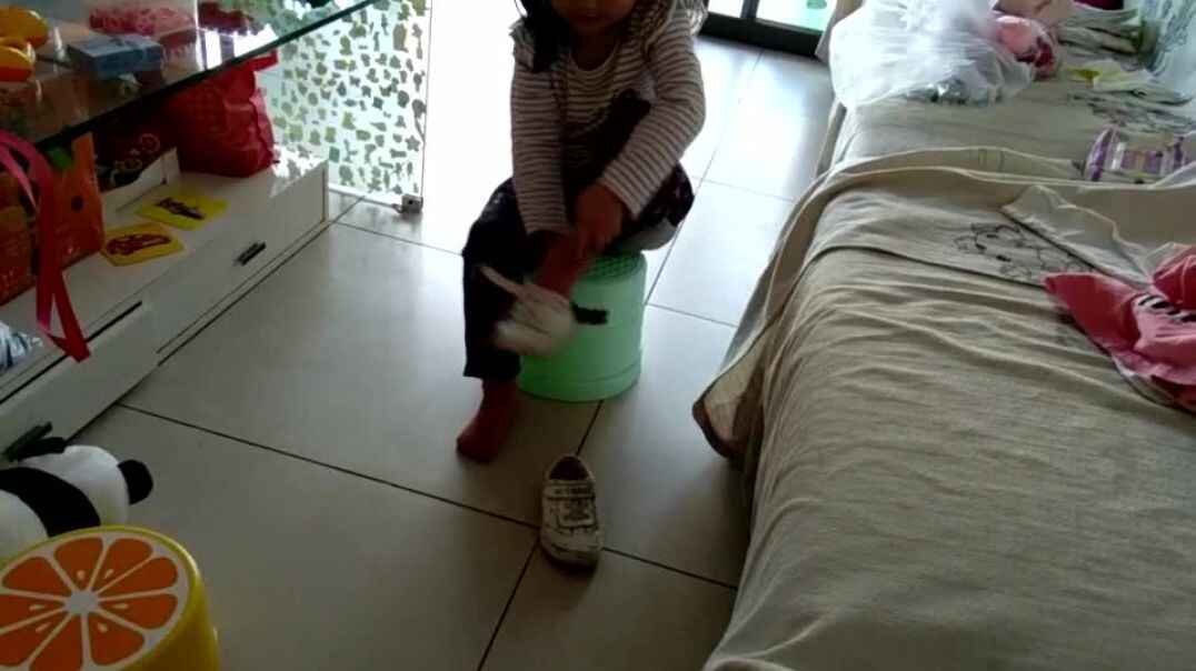 自己穿鞋好开心呀