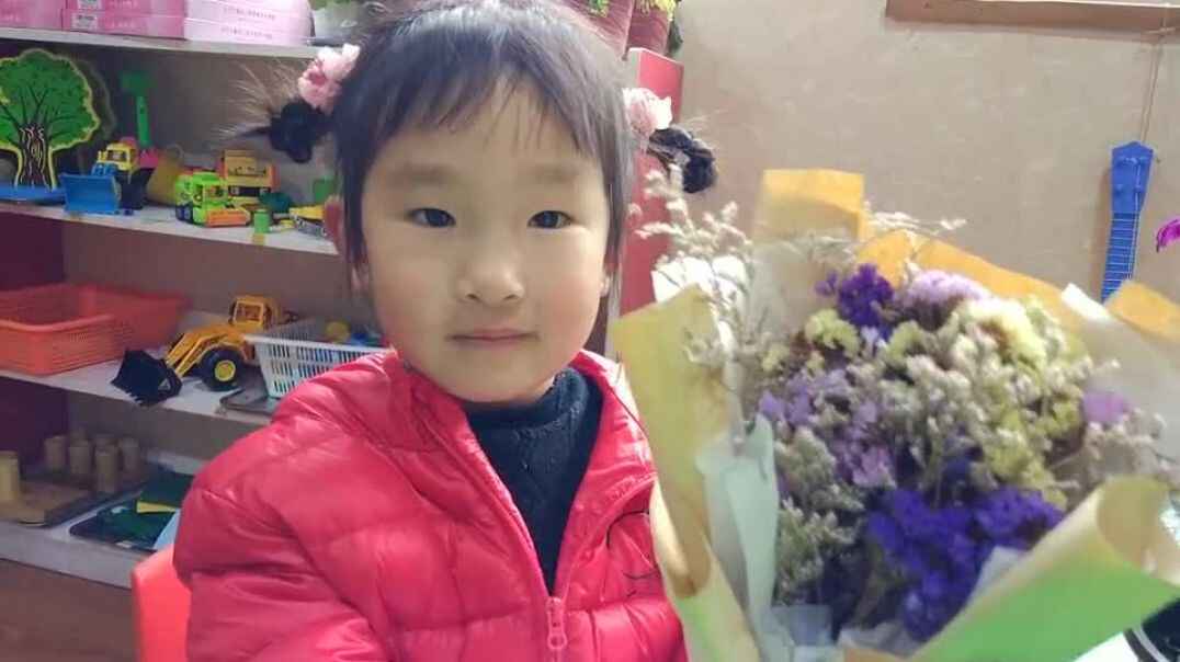 孩子与花束