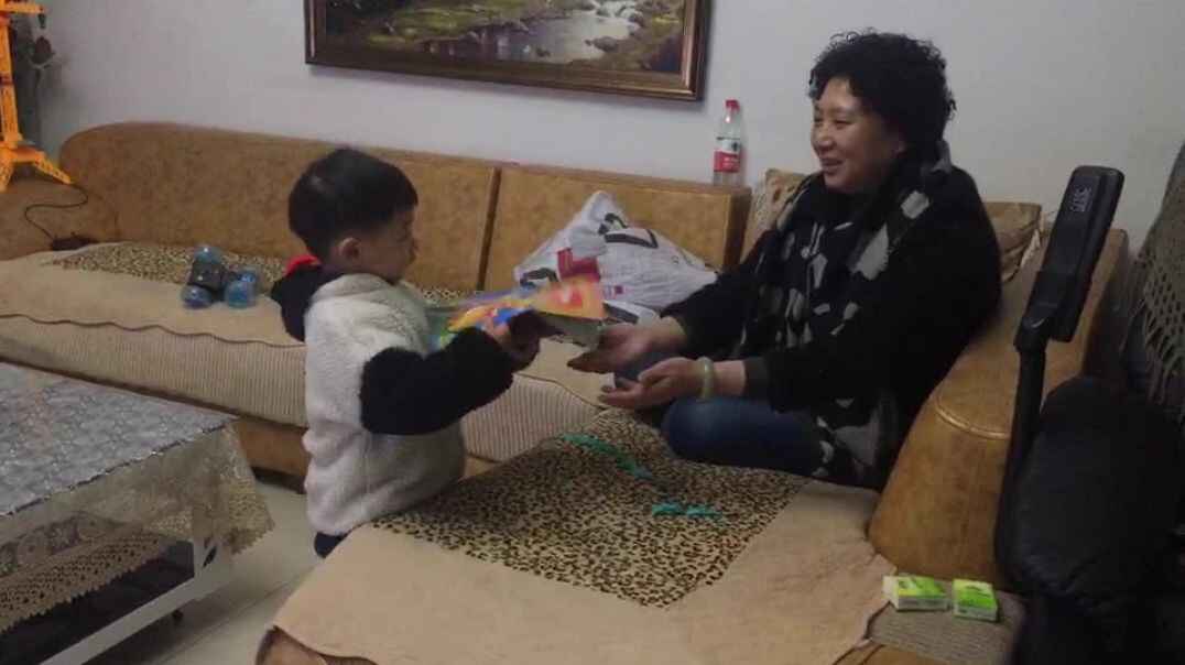和奶奶一起递接书本