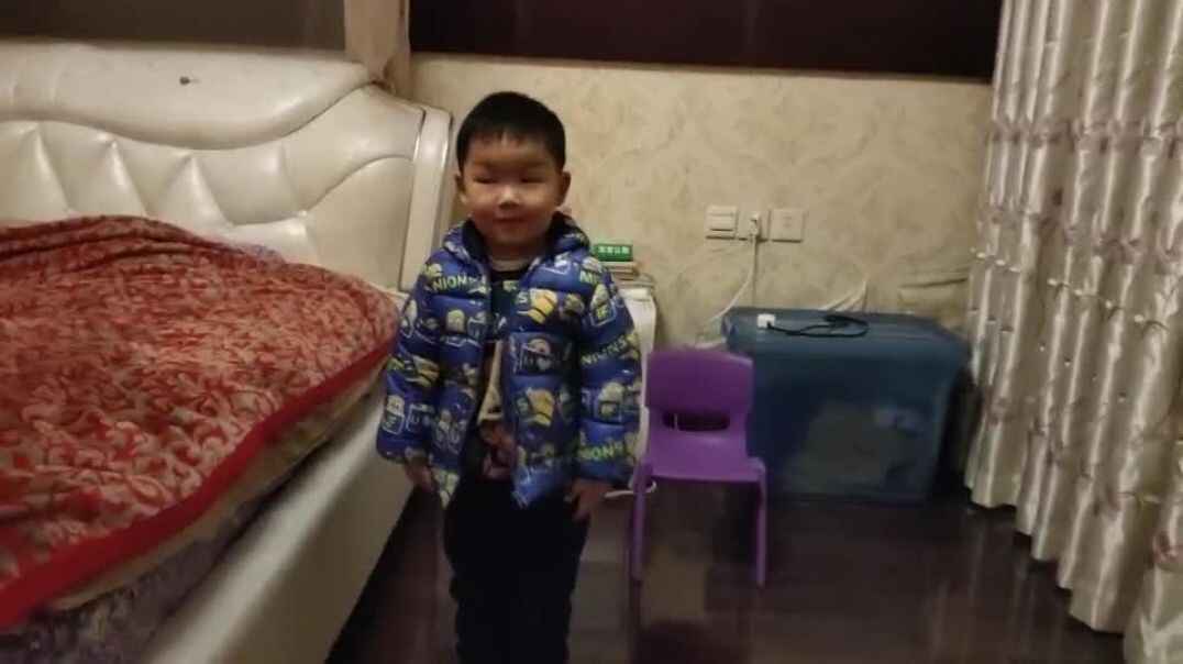 听他讲故事吧