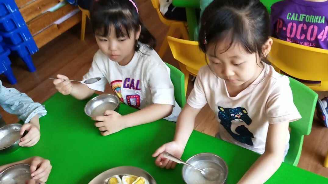 美美小朋友吃的真开心