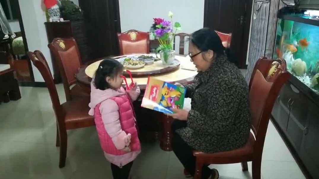 与奶奶练习递接物礼仪