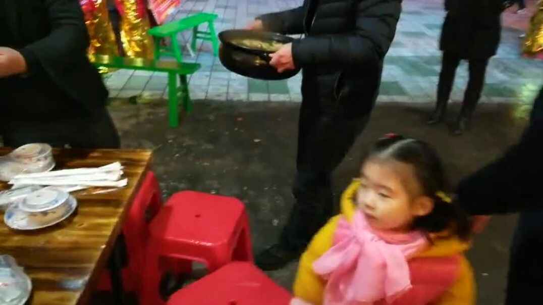 在外面吃饭的一家人