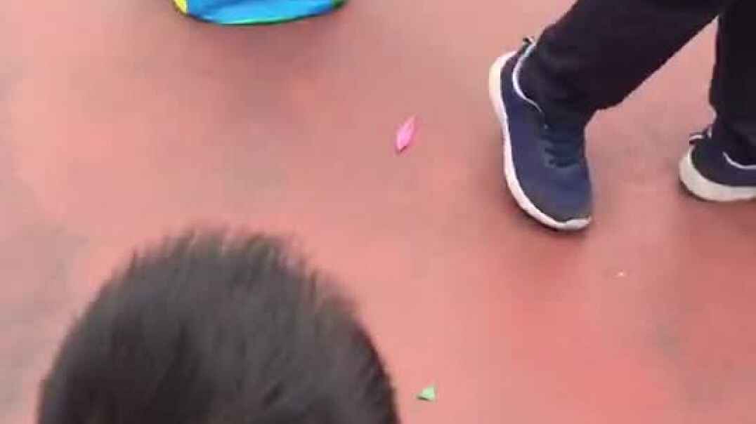 在操场和爸爸玩耍