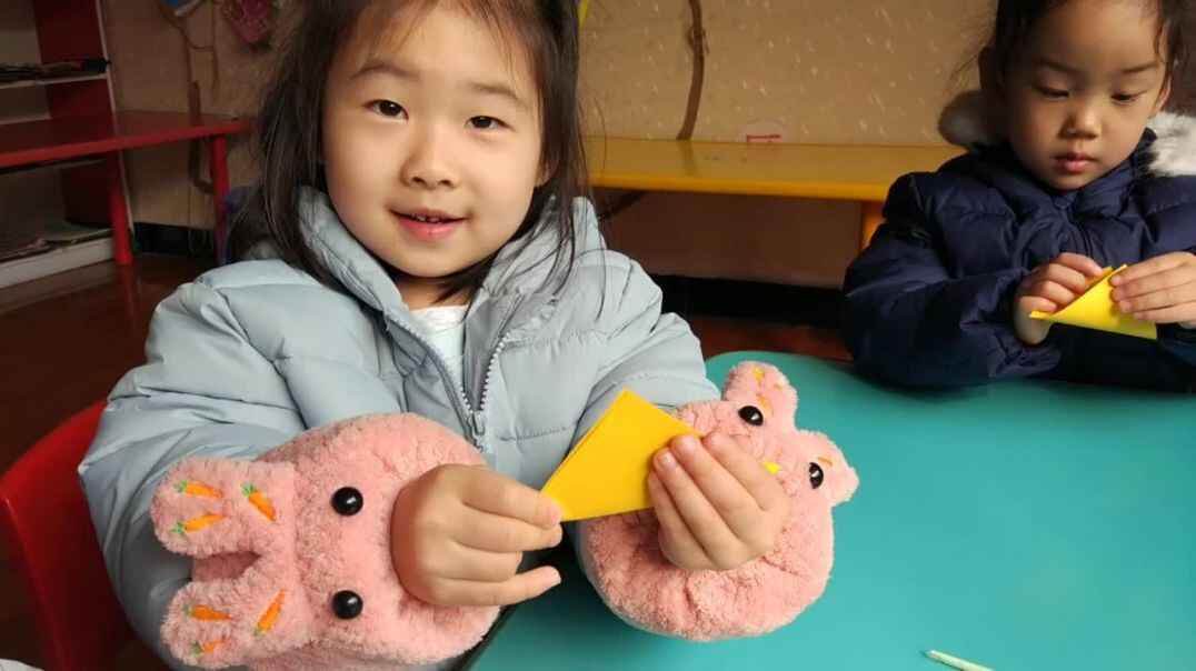 手工活动中的幼儿