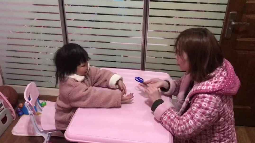 和妈妈练习递接剪刀