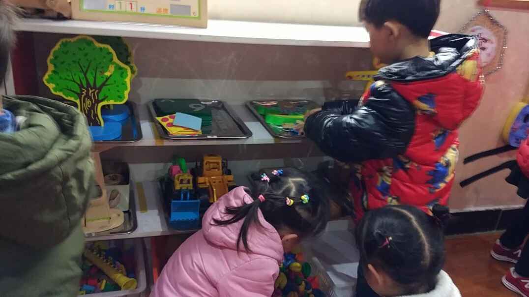 有秩序的玩玩具