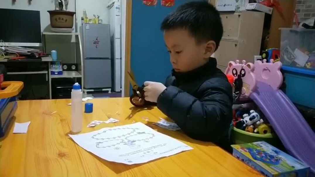 宝贝很认真的