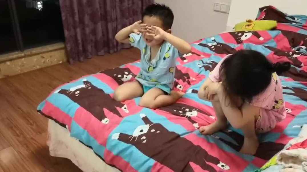 和小伙伴一起玩耍