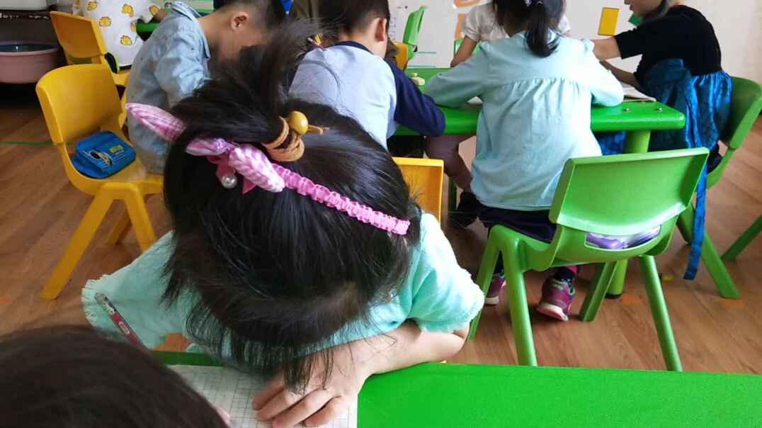 认真写字的孩子们