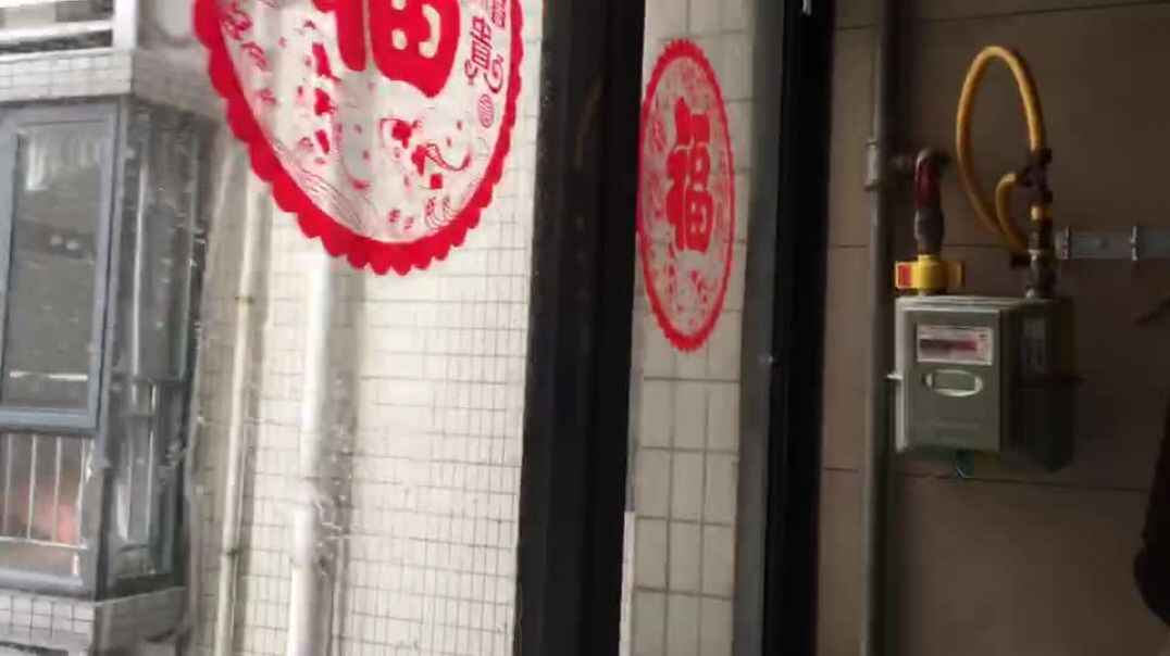贴窗花.