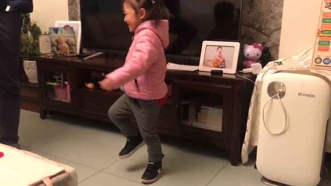 学习踏步的女孩