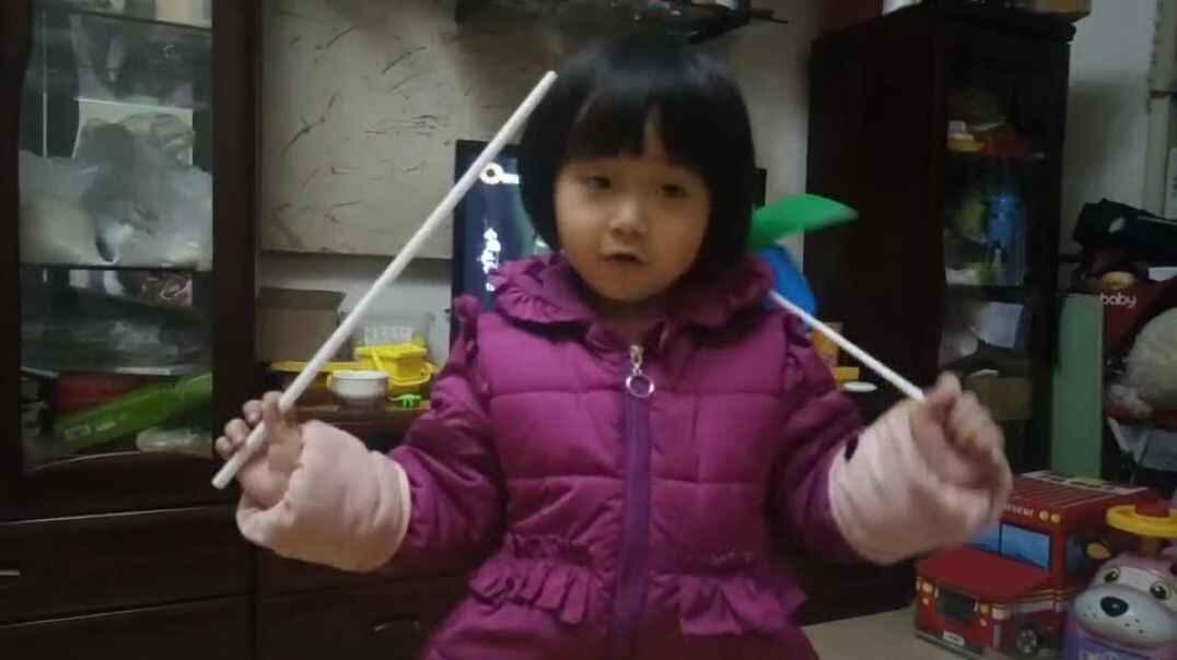 换牙的可爱女孩