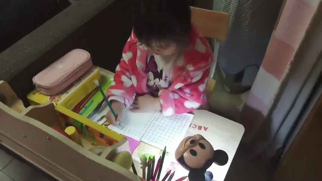 灯下小可爱