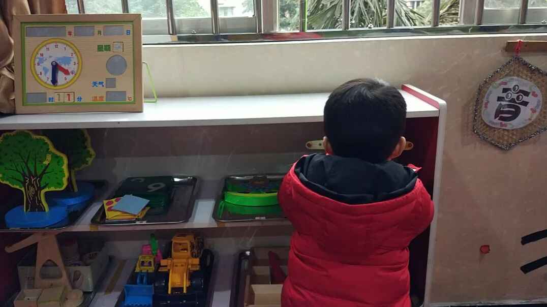收拾玩具送回玩具柜.