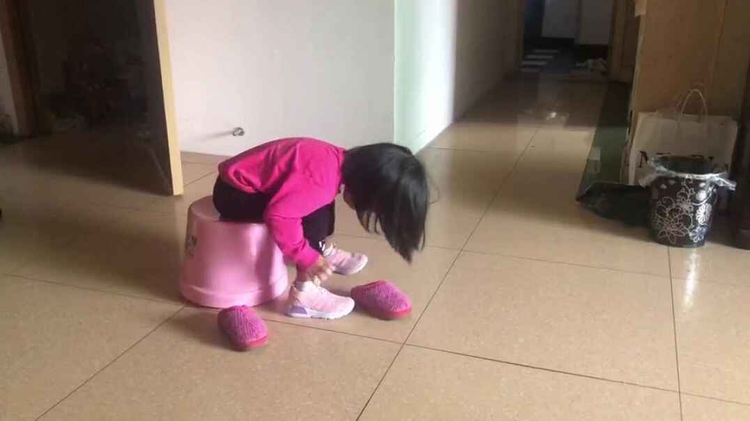 自己穿鞋子的小女孩