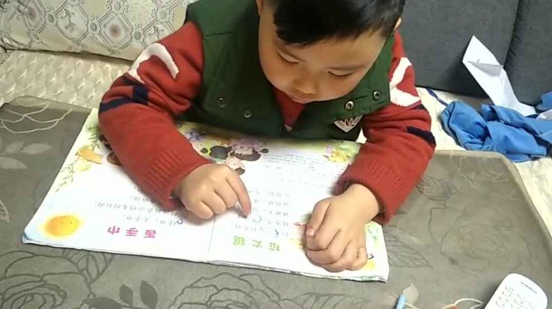 认真阅读的男孩