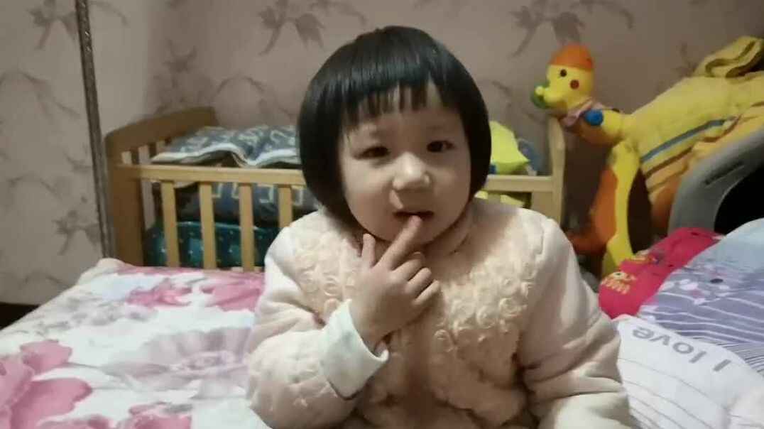粉色衣服的小女孩