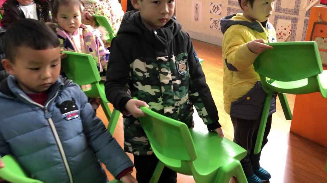正确搬椅子
