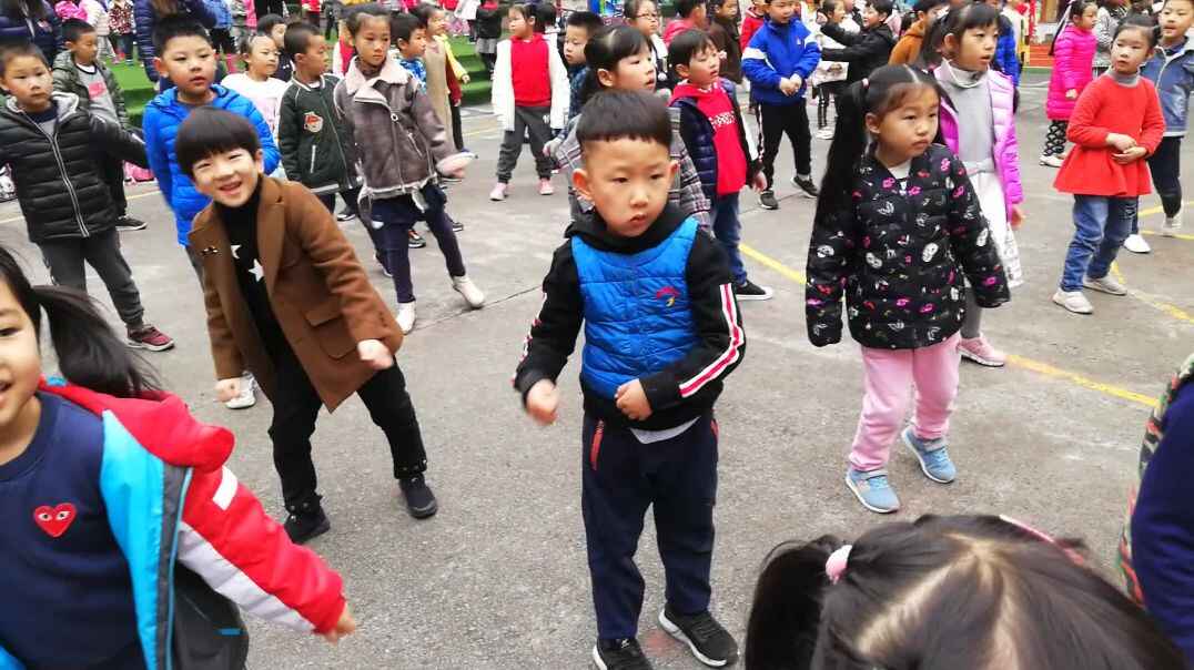 妍妍学音乐