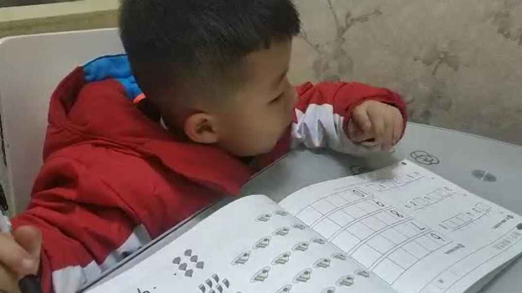 学习算数的男孩