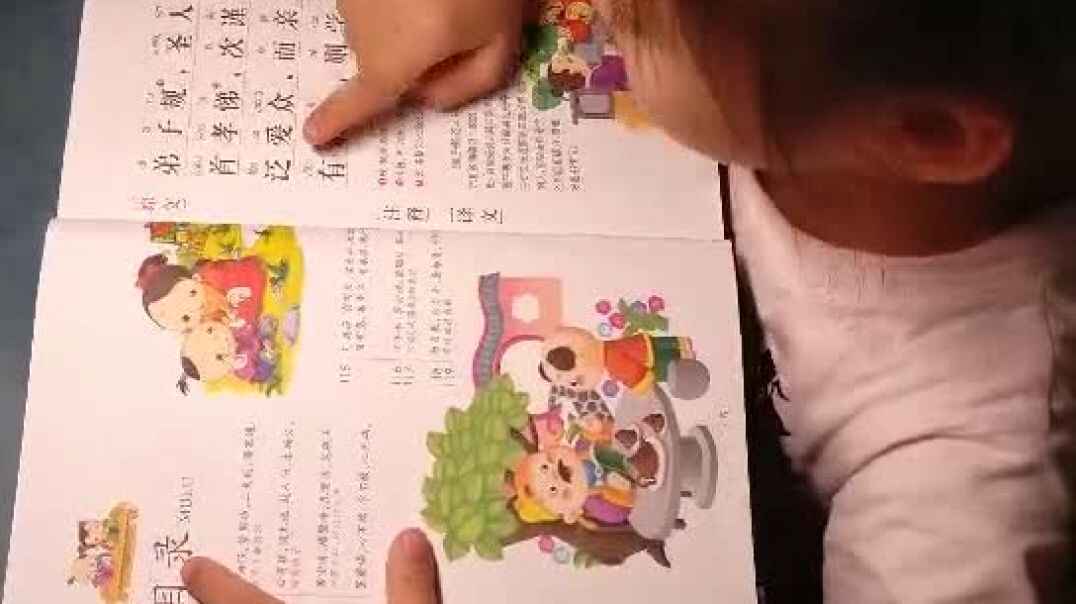 认真的小女孩