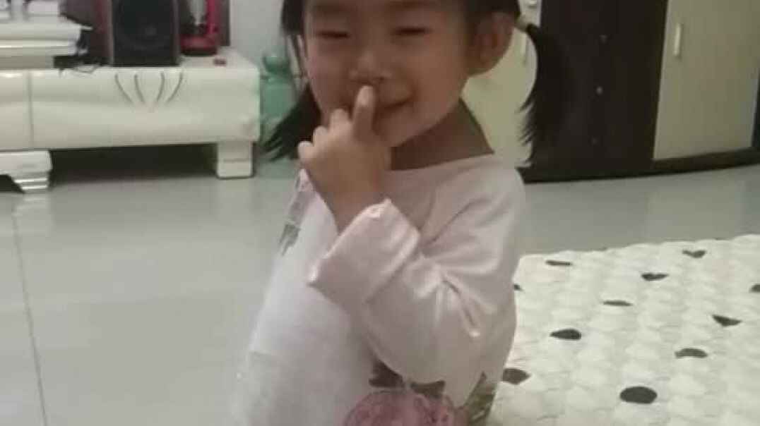 搞怪的小女孩