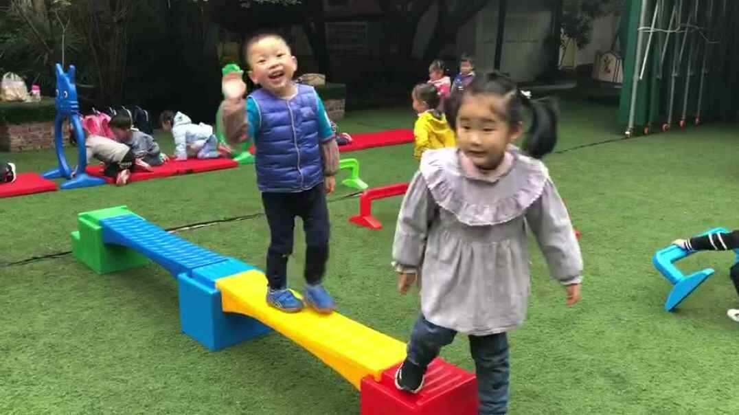 小萌娃们翻山越岭