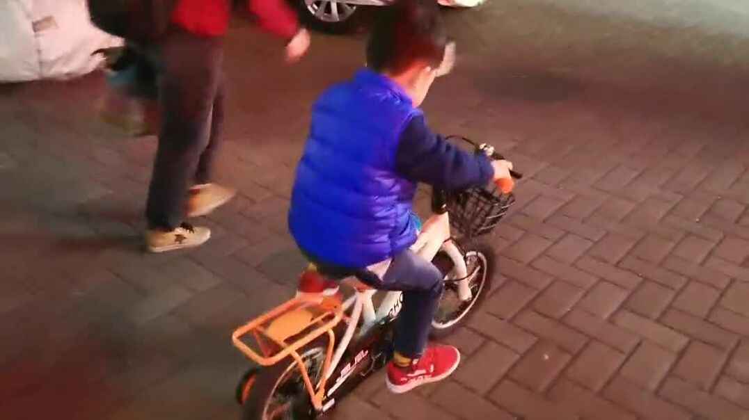 骑着自行车去玩耍