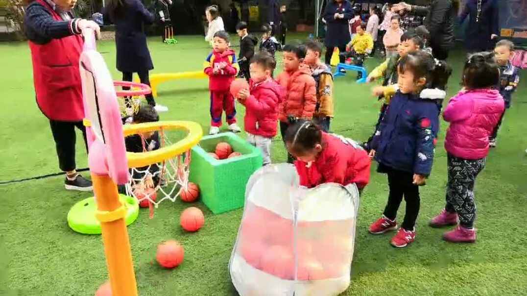 投篮的小孩子