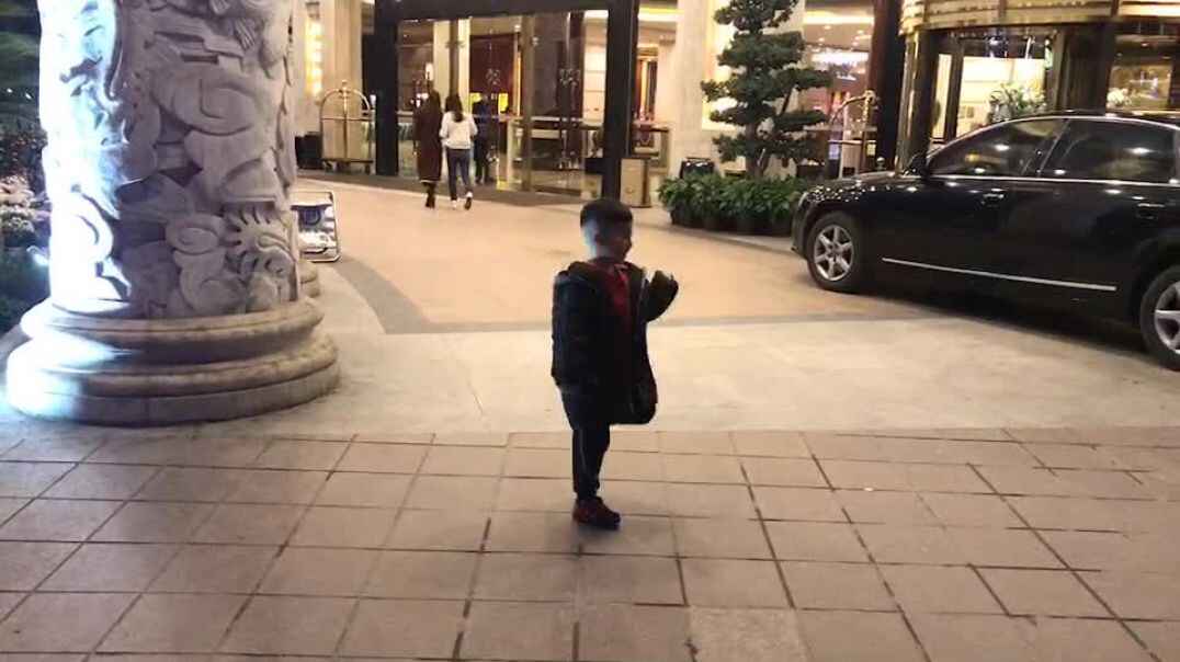 路灯下的孩子
