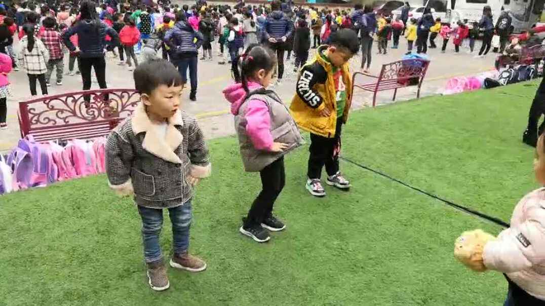 大家一起做早操