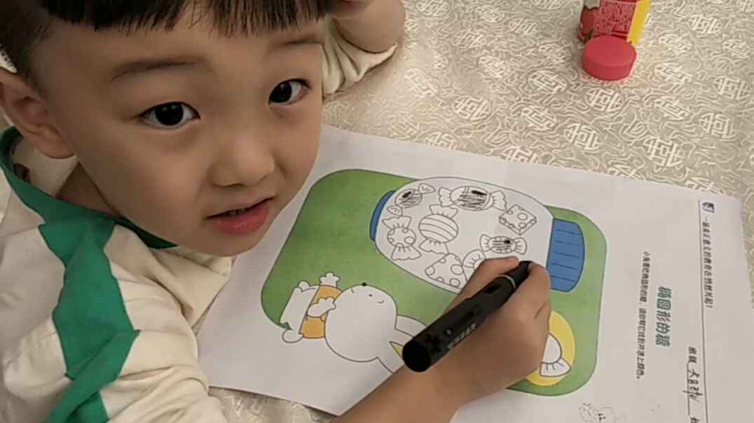 小兔子吃椭圆形糖果