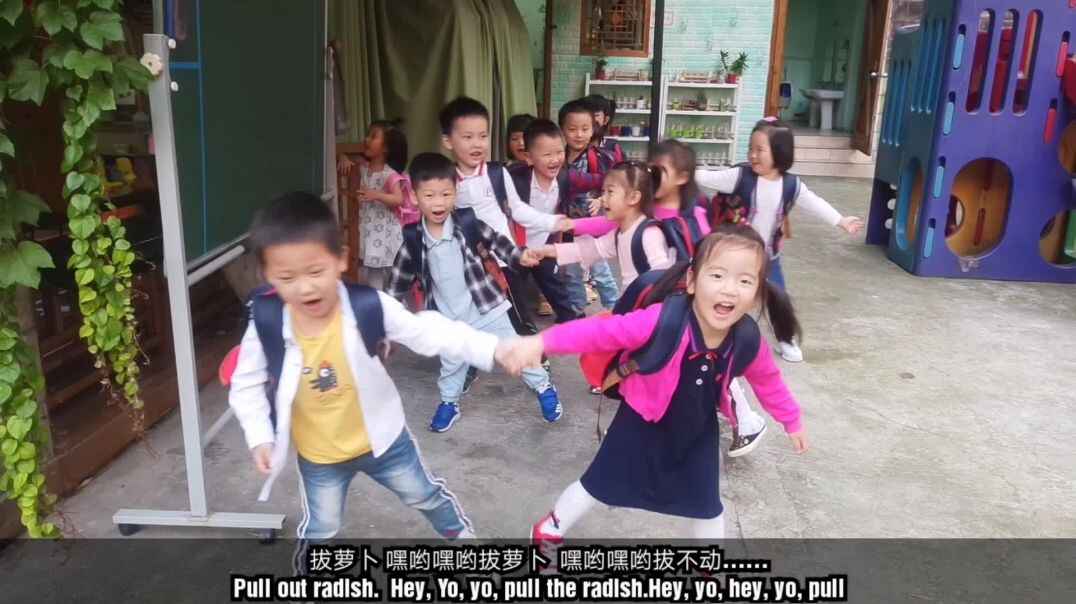 排队过程中的拔萝卜游戏